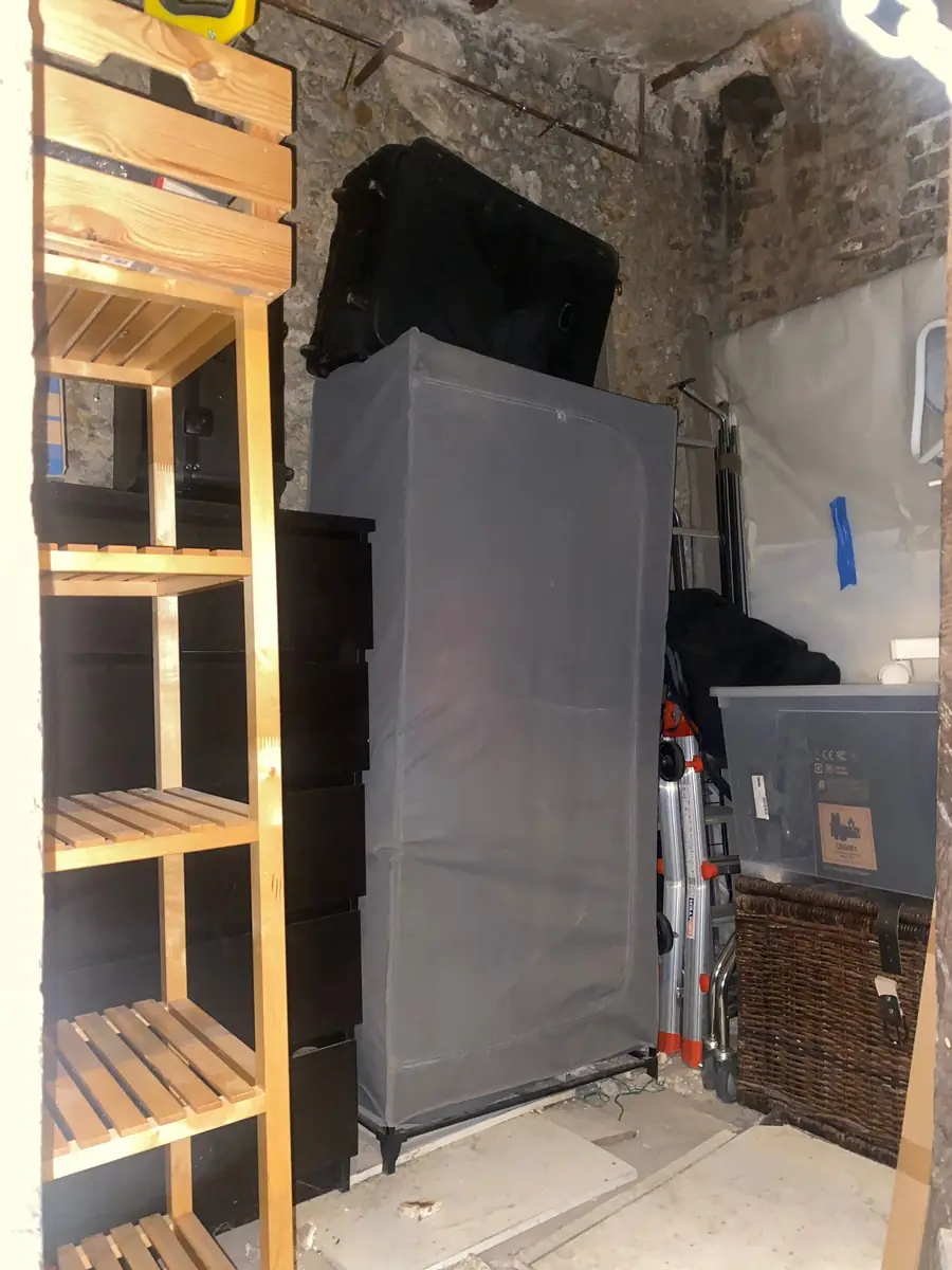 Stockage surélevé et penderie — débarras de cave à Paris