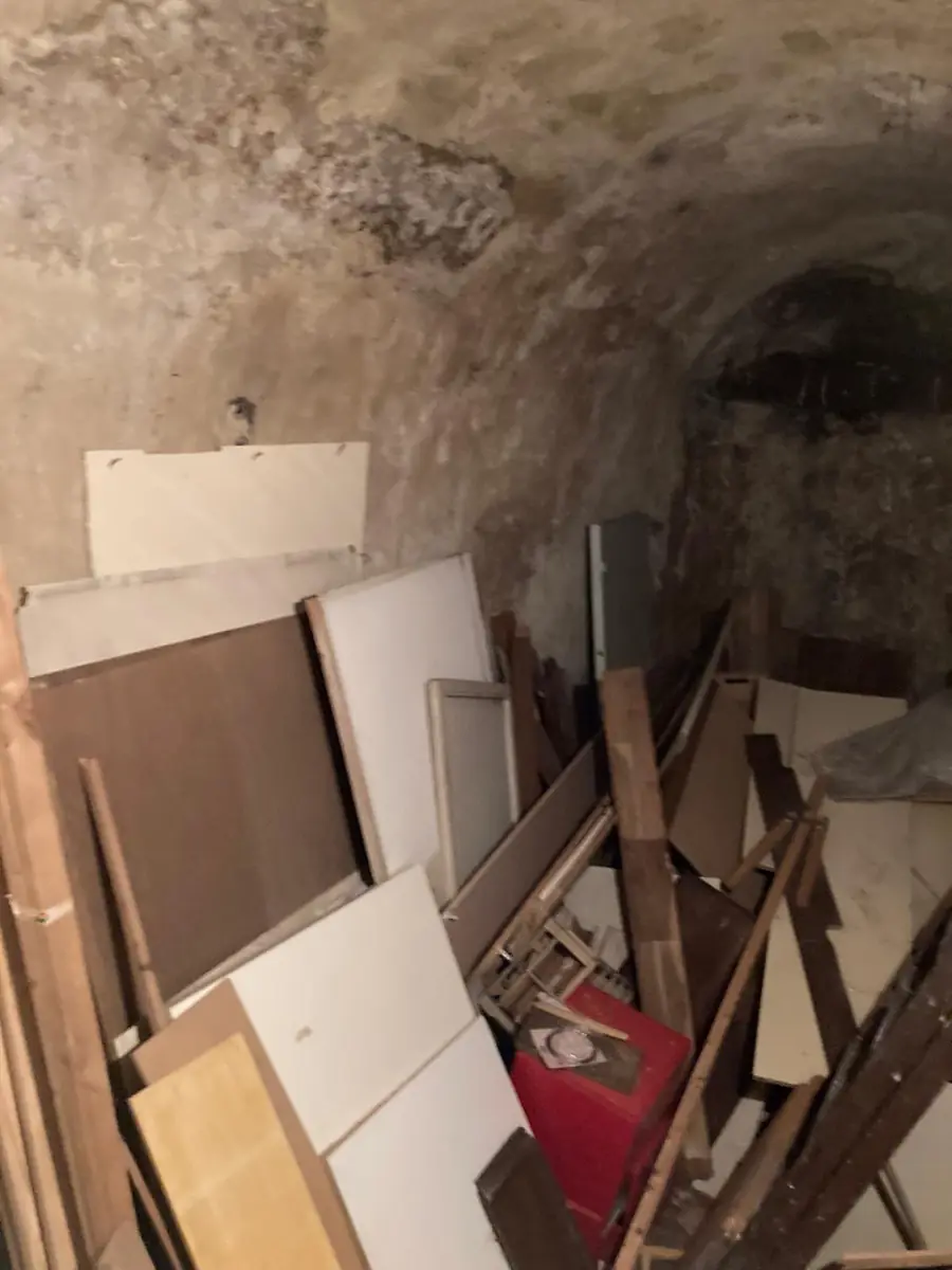 Panneaux et mobilier sous voûte — débarras de cave à Paris